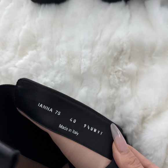 Bally
Leather boots
EU 40 US 10
Black, Leather - Picture 2 of 4